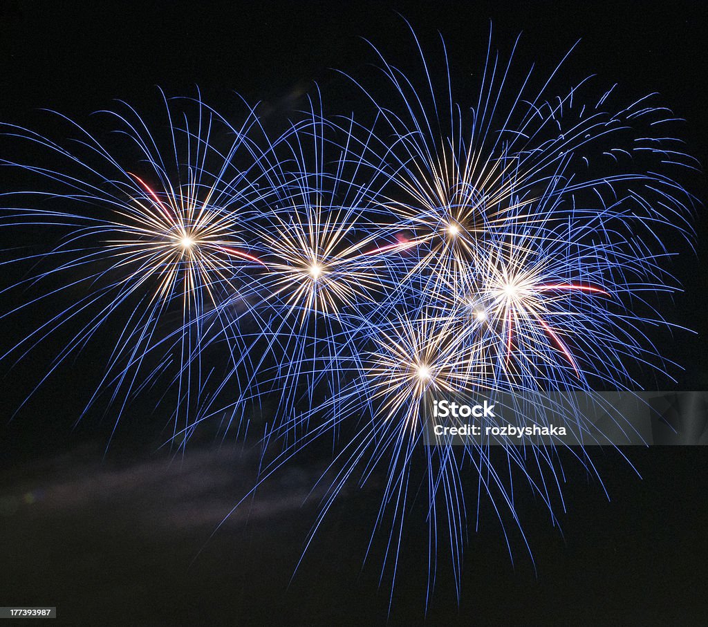 Feu d'artifice coloré dans le ciel sombre - Photo de 4 juillet libre de droits