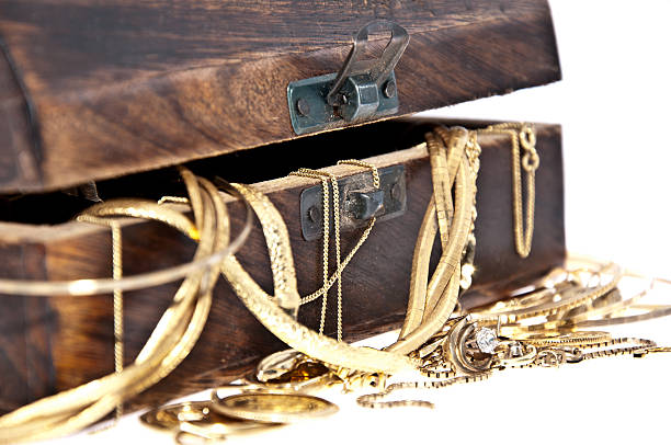 istock Treasure box with old jewelry (macro view) 177394994