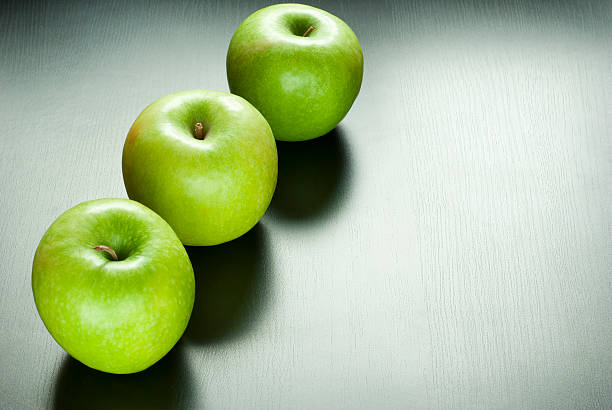 maçã verde - apple granny smith apple three objects green - fotografias e filmes do acervo