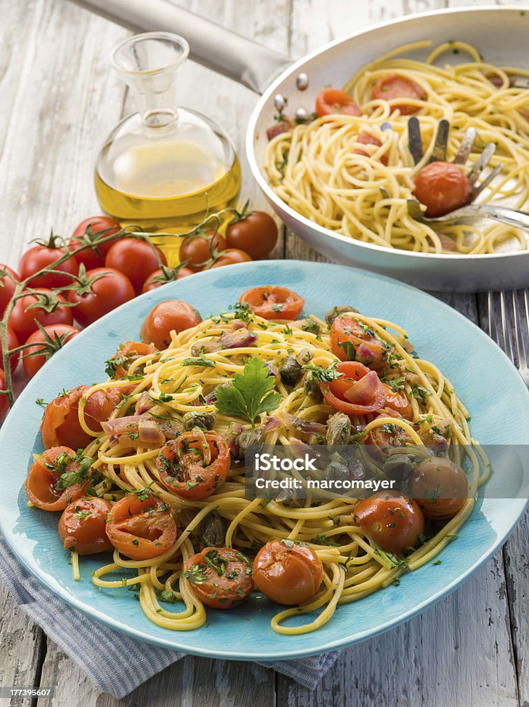 Guitarra pachino Espaguete com tomate e alcaparras - Foto de stock de Espaguete royalty-free