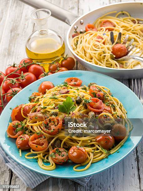 Foto de Guitarra Pachino Espaguete Com Tomate E Alcaparras e mais fotos de stock de Espaguete - Espaguete, Violão, Alho