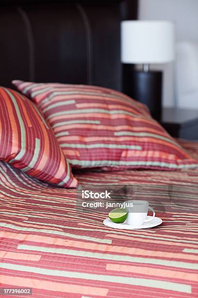 Cama Con Almohadas Taza De Té Foto de stock y más banco de imágenes de Alimento - Alimento, Bebida, Cama