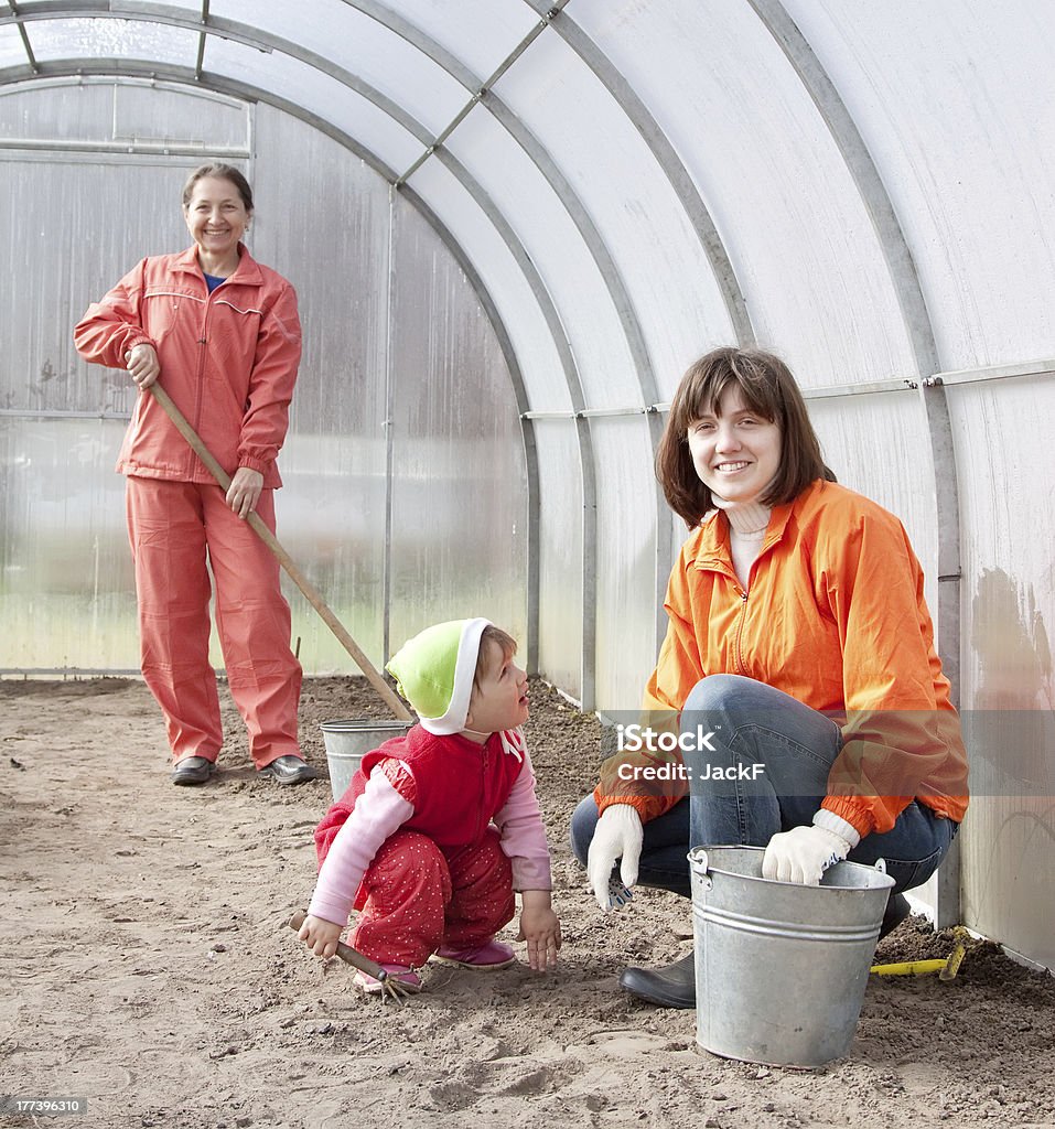 Mulher trabalha com crianças na hothouse - Foto de stock de 20 Anos royalty-free