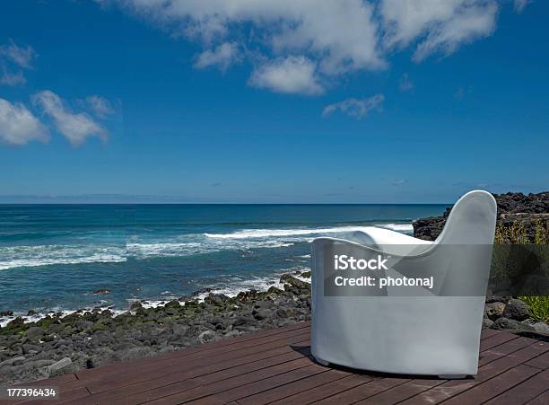 Białe Krzesła Na Taras Wzdłuż Ocean Atlantycki - zdjęcia stockowe i więcej obrazów Archipelag - Archipelag, Azory, Bez ludzi
