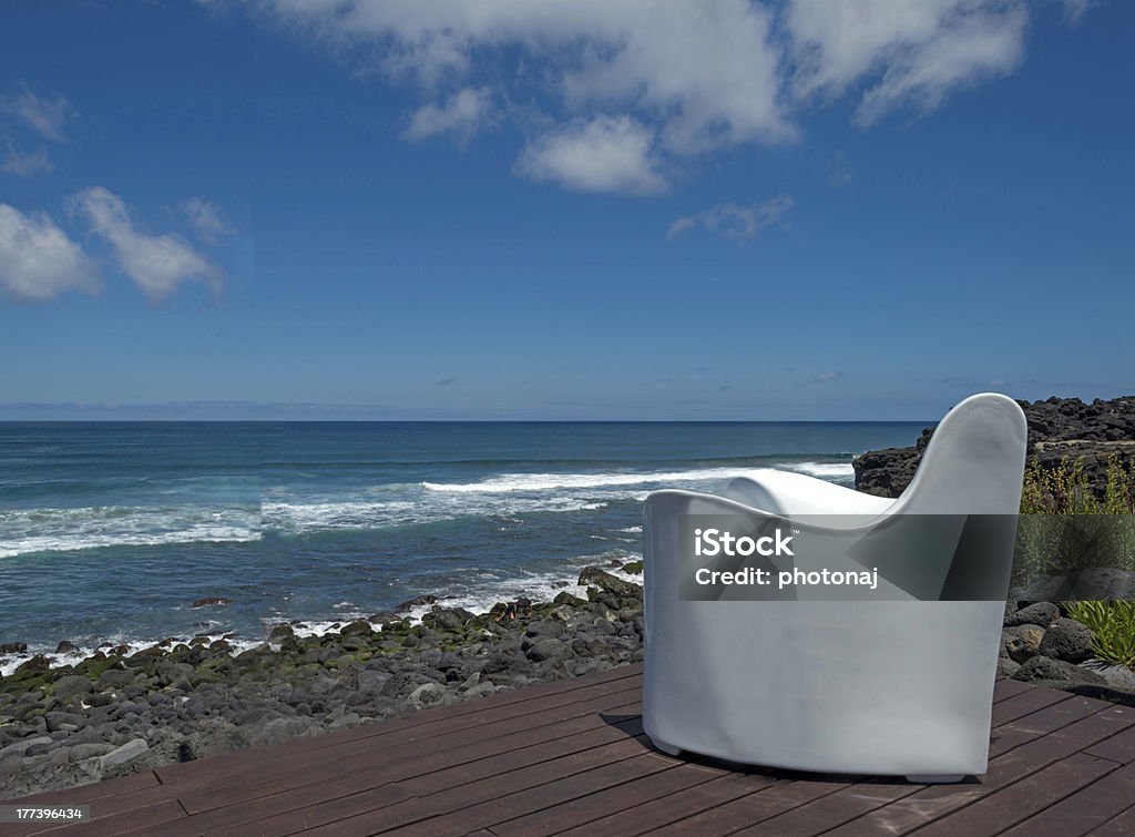 Cadeira branca em um terraço ao longo do Oceano Atlântico - Foto de stock de Arquipélago royalty-free
