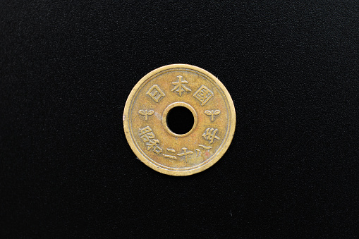 5 yen brass coin issued in 1953, old design with hole