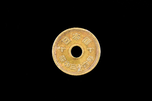 5 yen brass coin issued in 1961, old design with hole