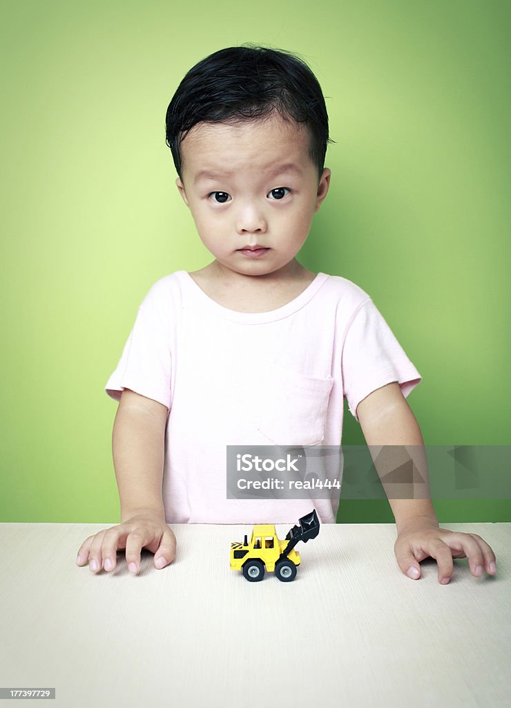 Симпатичные азиатские мальчик с Игрушечный автомобиль - Стоковые фото 2-3 года роялти-фри