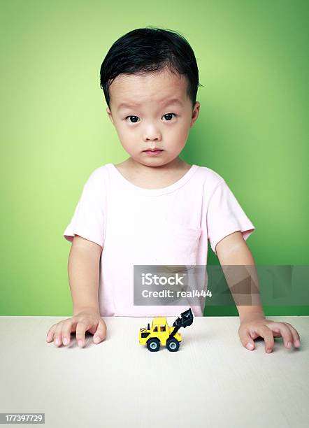 Симпатичные Азиатские Мальчик С Игрушечный Автомобиль — стоковые фотографии и другие картинки 2-3 года