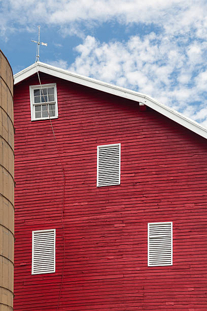 伝統的な米国レッドペインティッドバーンオンファーム - barn red old door ストックフォトと画像