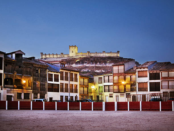 plaza del committee of sponsoring organizations, coso y peñafiel castillo - provincia de valladolid fotografías e imágenes de stock