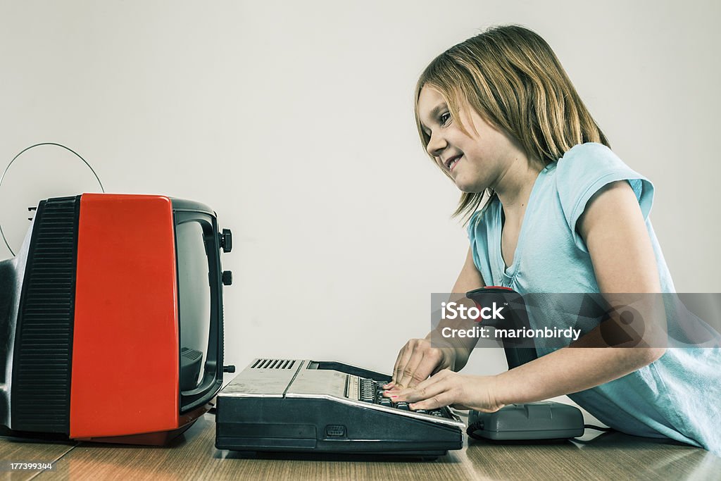 Glückliches kleines Mädchen spielen von Videospielen mit vintage-retro-joystick - Lizenzfrei 10-11 Jahre Stock-Foto