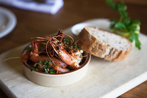 prawns com pão wholemeal gastropub estilo - gastro pub imagens e fotografias de stock