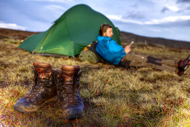 Sapatos de caminhadas de cano médio após uma longa viagem - fotografia de stock