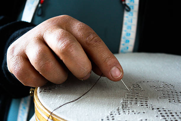 seamstress'mão de costura - passion women human hand macro imagens e fotografias de stock