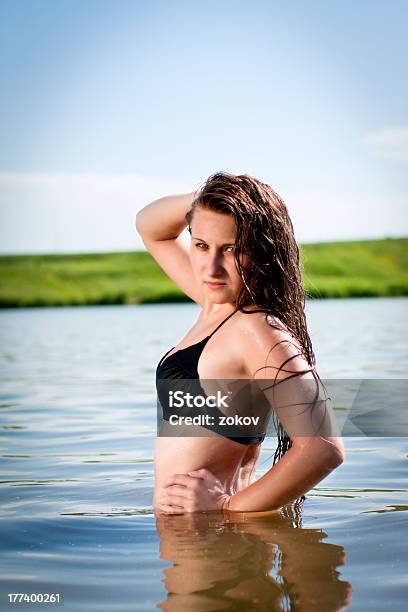 Photo libre de droit de Fille Dans Un Maillot De Bain banque d'images et plus d'images libres de droit de Activité - Activité, Adulte, Beauté