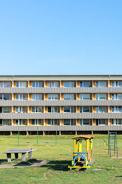 апартаменты здание в восточная германия - plattenbau neubau apartment east germany стоковые фото и изображения