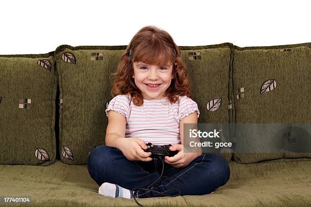 Niña Juegue Videojuegos Foto de stock y más banco de imágenes de Actividad - Actividad, Alegre, Alegría