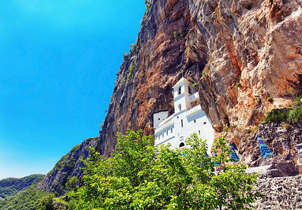 ver en ostrog ortodox monasterio. - ostrog fotografías e imágenes de stock