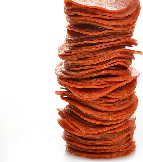 pepperoni tranches - pepperoni photos et images de collection