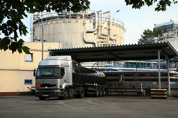 camión con el tanque de almacenamiento de combustible y industrial lugar - architecture chemical plant diesel fuel and power generation fotografías e imágenes de stock