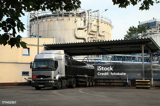 Camion Con Serbatoio Carburante E Industriale Sito Di Storage - Fotografie stock e altre immagini di Raffineria