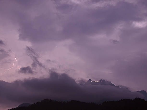雷雨をピラトゥス山 - sommergewitter ストックフォトと画像
