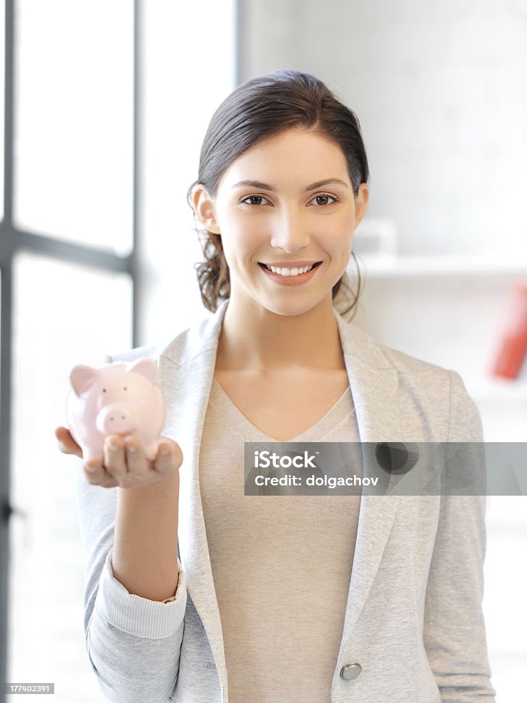 Comptable ou bookkeeper femme avec piggy bank - Photo de Activité bancaire libre de droits