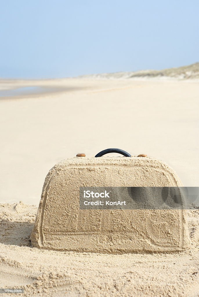 Maleta hecho de arena en la playa - Foto de stock de Agua libre de derechos