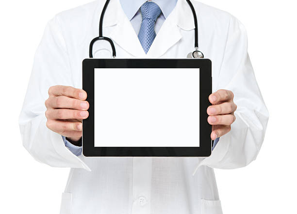 blanc tablette numérique en mains docteur - doctor digital display digital tablet healthcare and medicine photos et images de collection