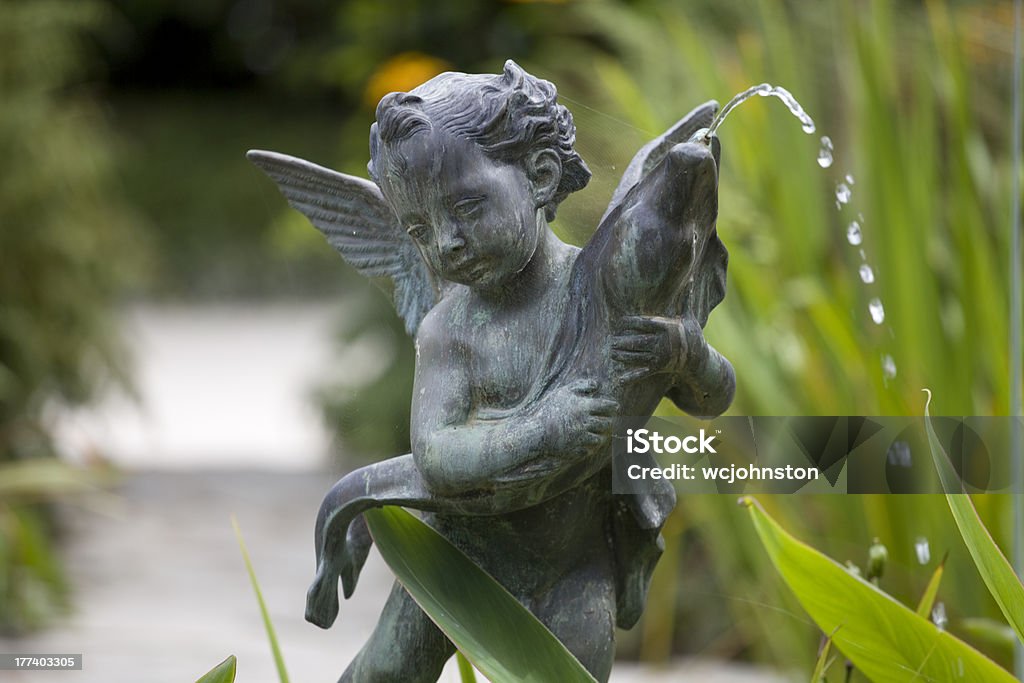 Querubín fuente, con una estatua de bronce, de pescado - Foto de stock de Jardín privado libre de derechos