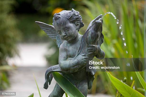 Cherubin Fountain Brąz Statua Z Ryb - zdjęcia stockowe i więcej obrazów Ogródek przydomowy - Ogródek przydomowy, Statua, Brąz