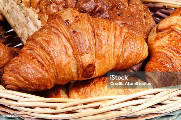 Croissants Und Brot Stockfoto und mehr Bilder von Backen - Backen, Brotsorte, Croissant