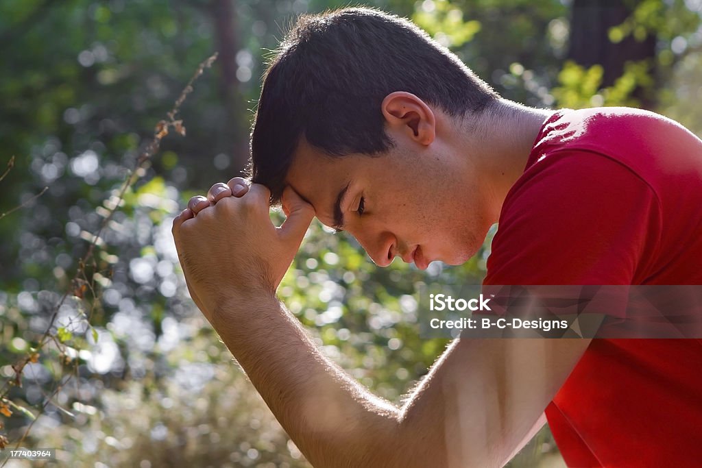 Hombre medida en la naturaleza - Foto de stock de Adolescente libre de derechos