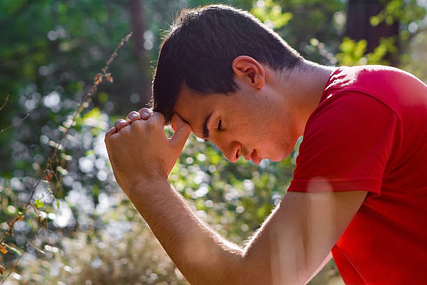 homem rezar na natureza - praying men god kneeling imagens e fotografias de stock