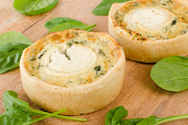 염소 치즈 & 시금치 끼체 이미지_보정_범위 - spinach quiche tart savory food 뉴스 사진 이미지