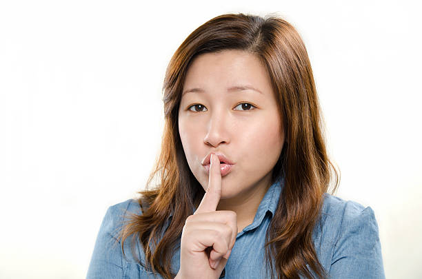 mostrar señal de silencio - finger on lips zipped lips human lips secrecy fotografías e imágenes de stock