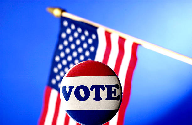 elementi della campagna voto - voting election badge straight pin foto e immagini stock
