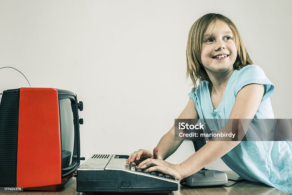 Souriant Petite fille jouant des jeux vidéo avec vintage rétro joystick - Photo de 10-11 ans libre de droits