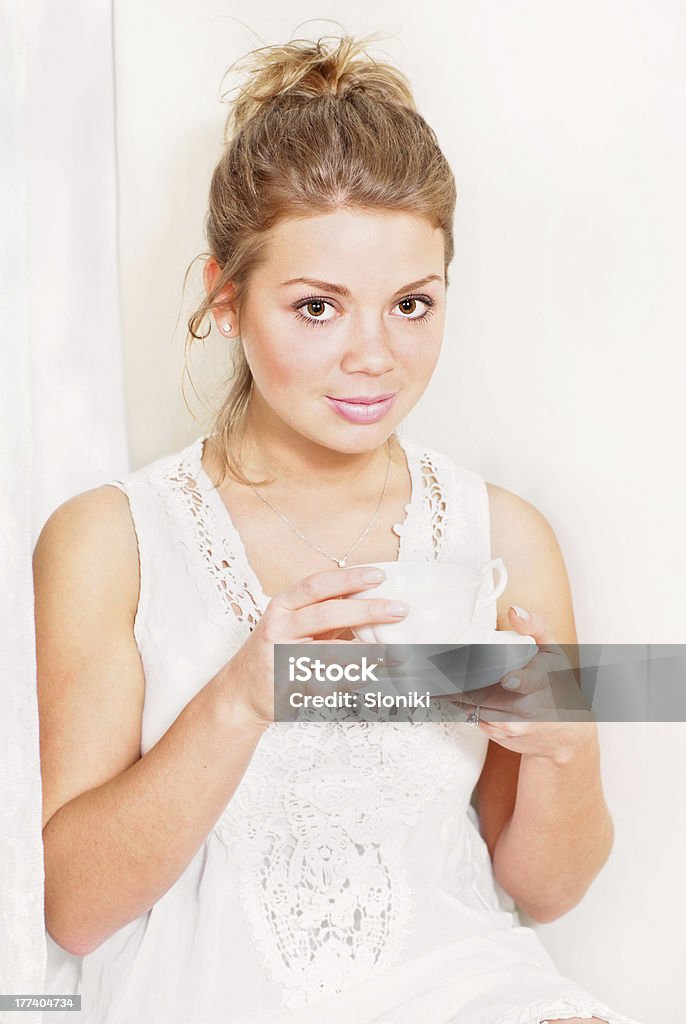 Süßes Mädchen mit Kaffee - Lizenzfrei Attraktive Frau Stock-Foto