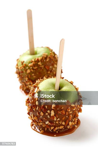 Karamelläpfeln Und Mandeln Stockfoto und mehr Bilder von Glasierter Apfel - Glasierter Apfel, Freisteller – Neutraler Hintergrund, Weißer Hintergrund