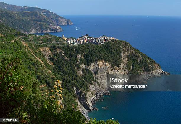 Foto de Parque Nacional De Cinque Terre e mais fotos de stock de Brilhante - Luminosidade - Brilhante - Luminosidade, Cidade, Cidade pequena