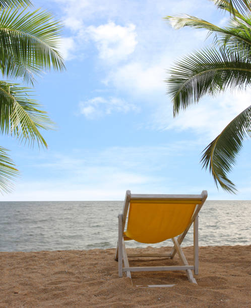 chaise de plage sur la plage de sable blanc et le cocotier avec un ciel bleu nuageux - beach tropical climate palm tree deck chair photos et images de collection