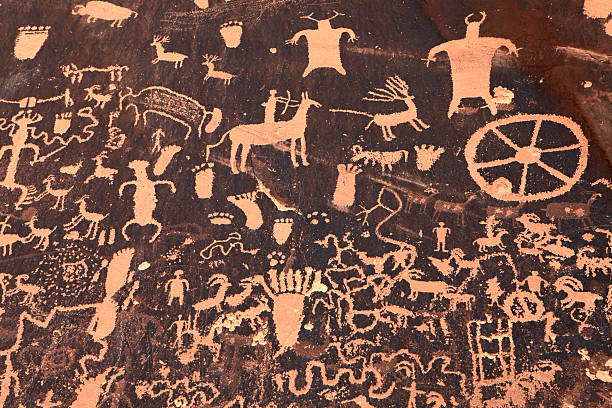 anciens pétroglyphes indiens à moab, dans l'utah - ancient pueblo peoples photos et images de collection