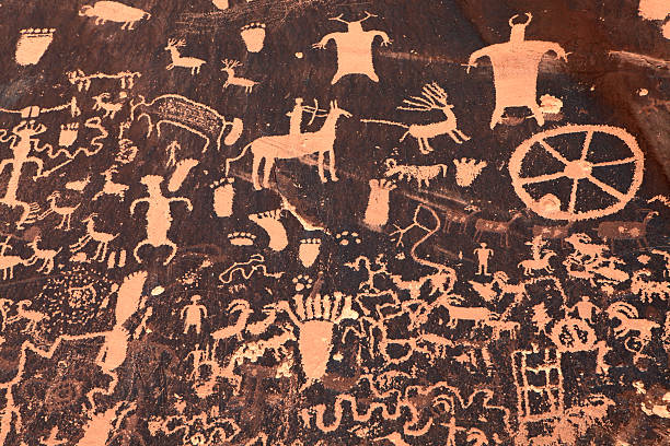 antiga indiana em moab, utah de petroglyph - prehistoric art imagens e fotografias de stock