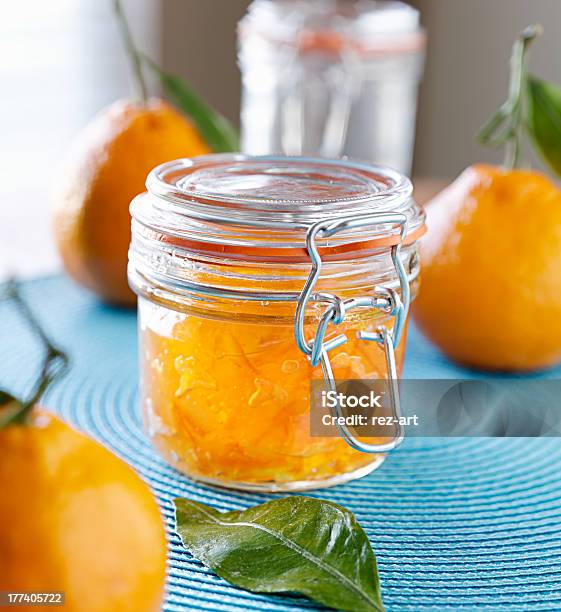 Photo libre de droit de Pot De Confiture Dorange Fait Maison Avec Couvercle Fermé banque d'images et plus d'images libres de droit de Agrume