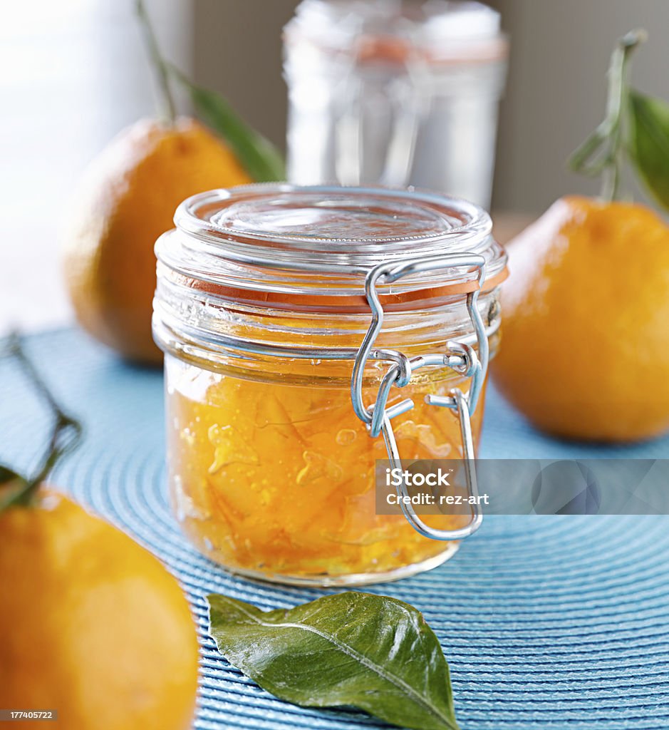 Barattolo di marmellata di arancia fatto in casa con coperchio chiuso - Foto stock royalty-free di Agrume