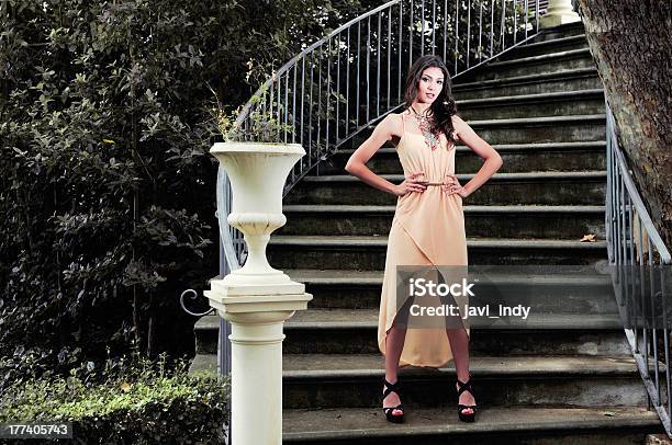 젊은 여자 매력적인 정원 계단 가을에 대한 스톡 사진 및 기타 이미지 - 가을, 갈색 머리, 계단