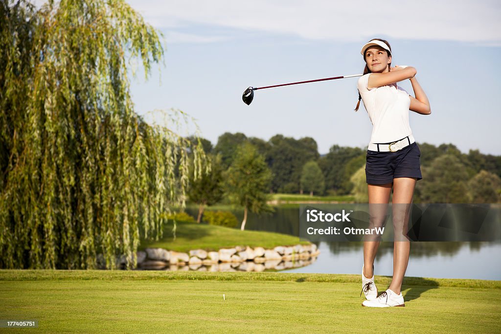 Гольф игрок teeing - Стоковые фото Женщины роялти-фри