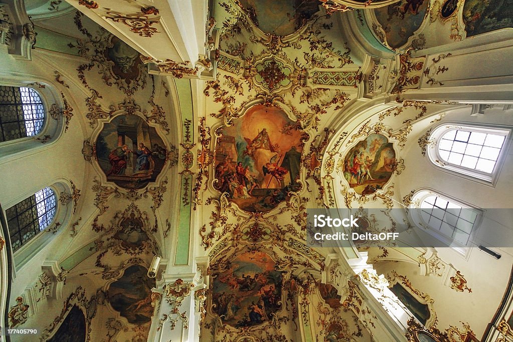 interior da antiga igreja - Foto de stock de Altar royalty-free